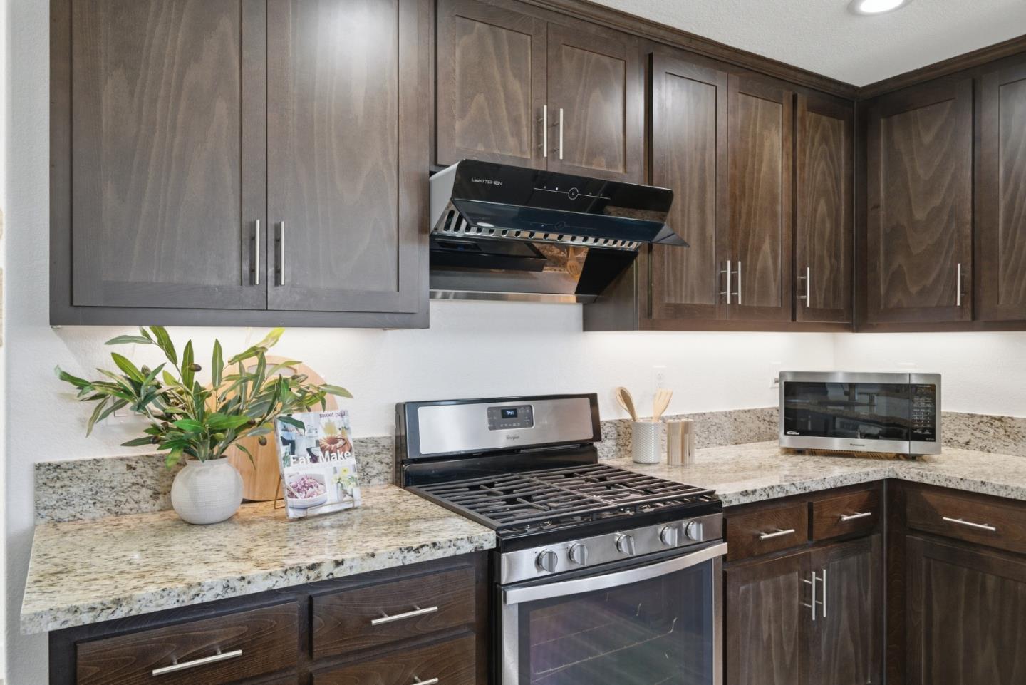 Detail Gallery Image 9 of 33 For 4023 Clydesdale Cmn, Fremont,  CA 94555 - 2 Beds | 2 Baths