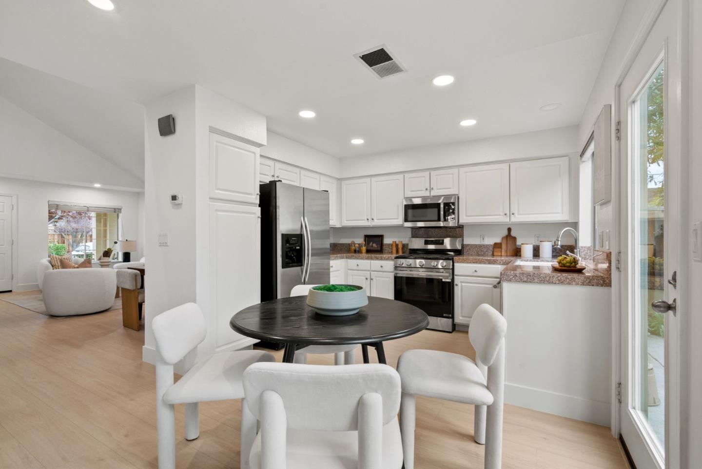 Detail Gallery Image 13 of 44 For 4117 Feafel Dr, San Jose,  CA 95134 - 3 Beds | 2/1 Baths