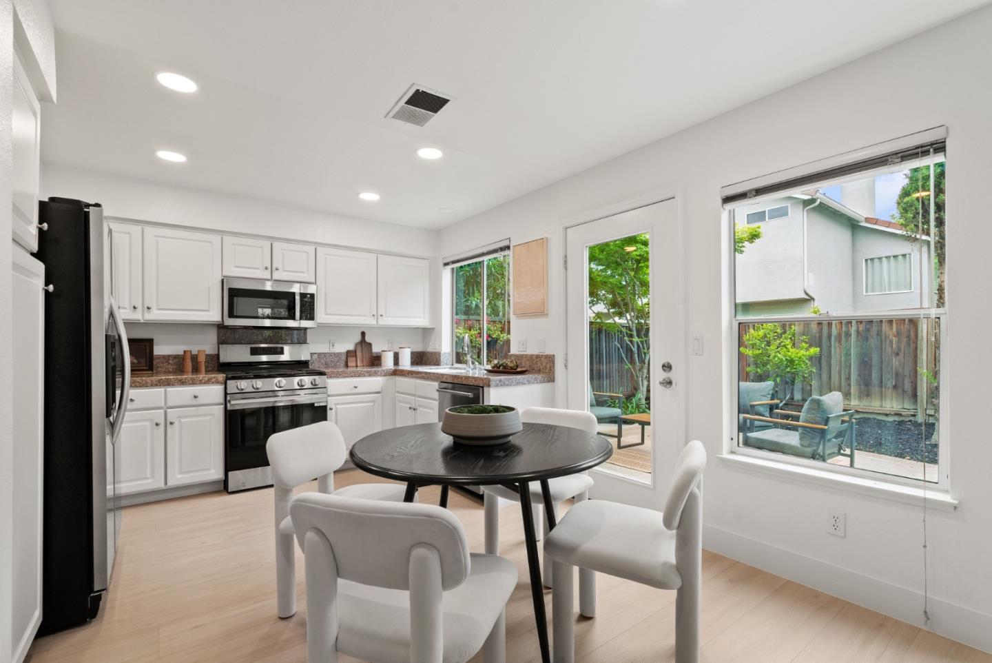 Detail Gallery Image 14 of 44 For 4117 Feafel Dr, San Jose,  CA 95134 - 3 Beds | 2/1 Baths