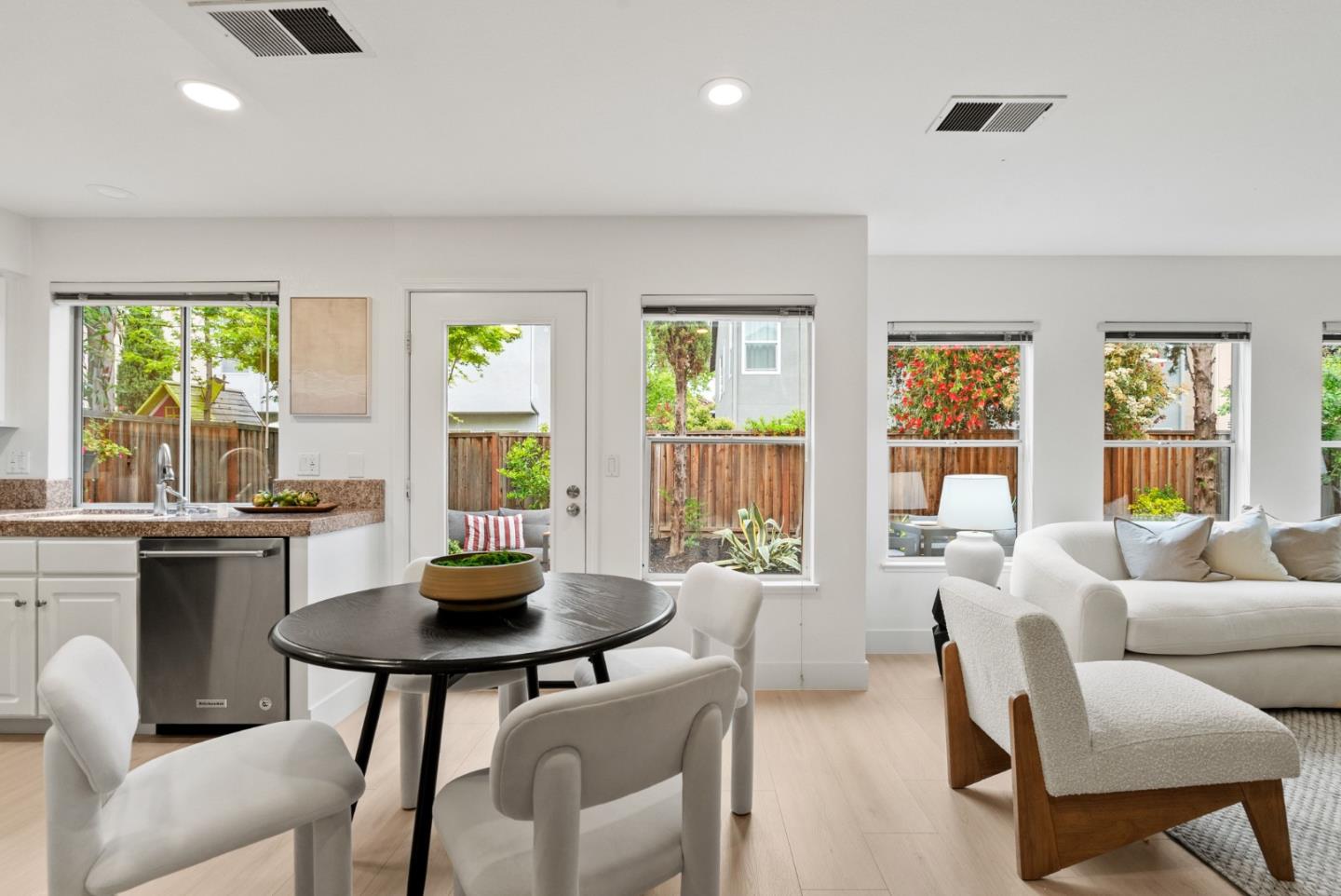 Detail Gallery Image 18 of 44 For 4117 Feafel Dr, San Jose,  CA 95134 - 3 Beds | 2/1 Baths