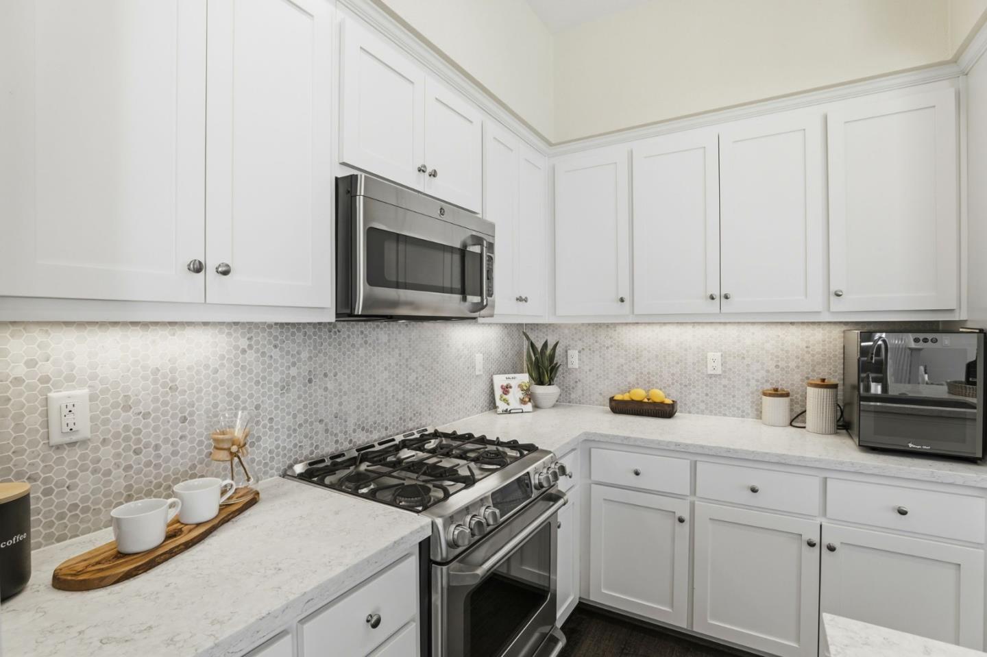 Detail Gallery Image 14 of 46 For 1946 San Luis Ave, Mountain View,  CA 94043 - 3 Beds | 3 Baths