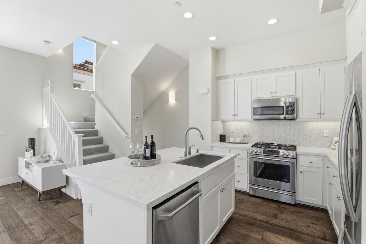 Detail Gallery Image 17 of 46 For 1946 San Luis Ave, Mountain View,  CA 94043 - 3 Beds | 3 Baths