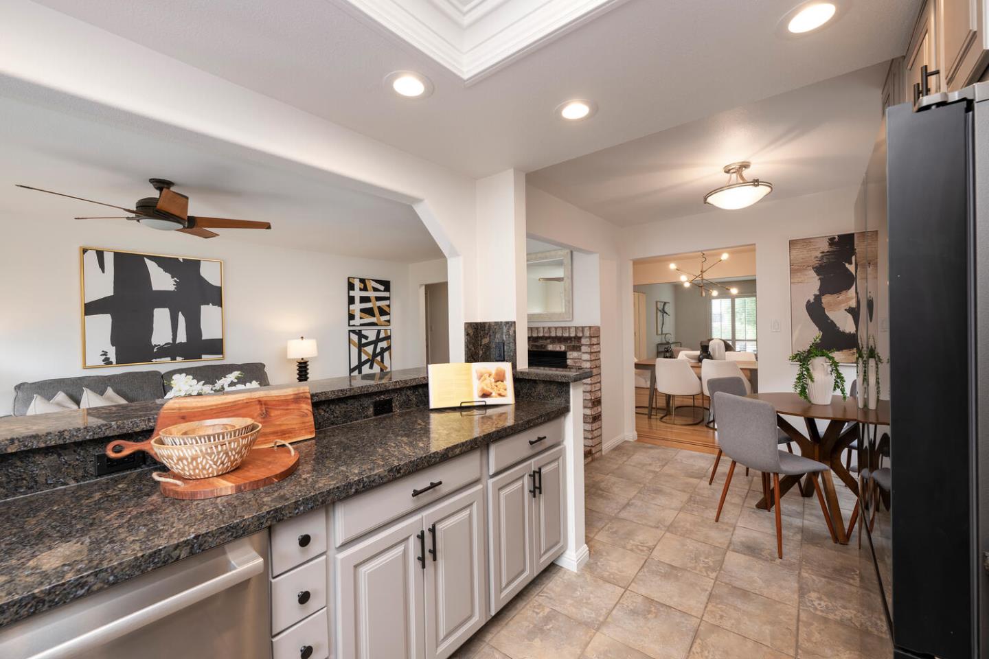 Detail Gallery Image 13 of 27 For 126 Arundel, Burlingame,  CA 94010 - 3 Beds | 2 Baths