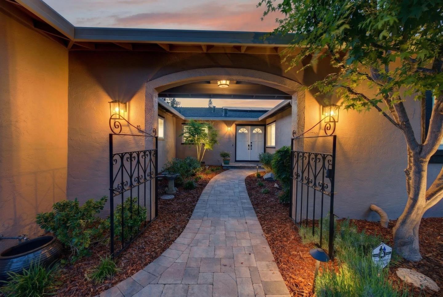 Detail Gallery Image 8 of 65 For 1859 Kirkmont Dr, San Jose,  CA 95124 - 4 Beds | 2/1 Baths