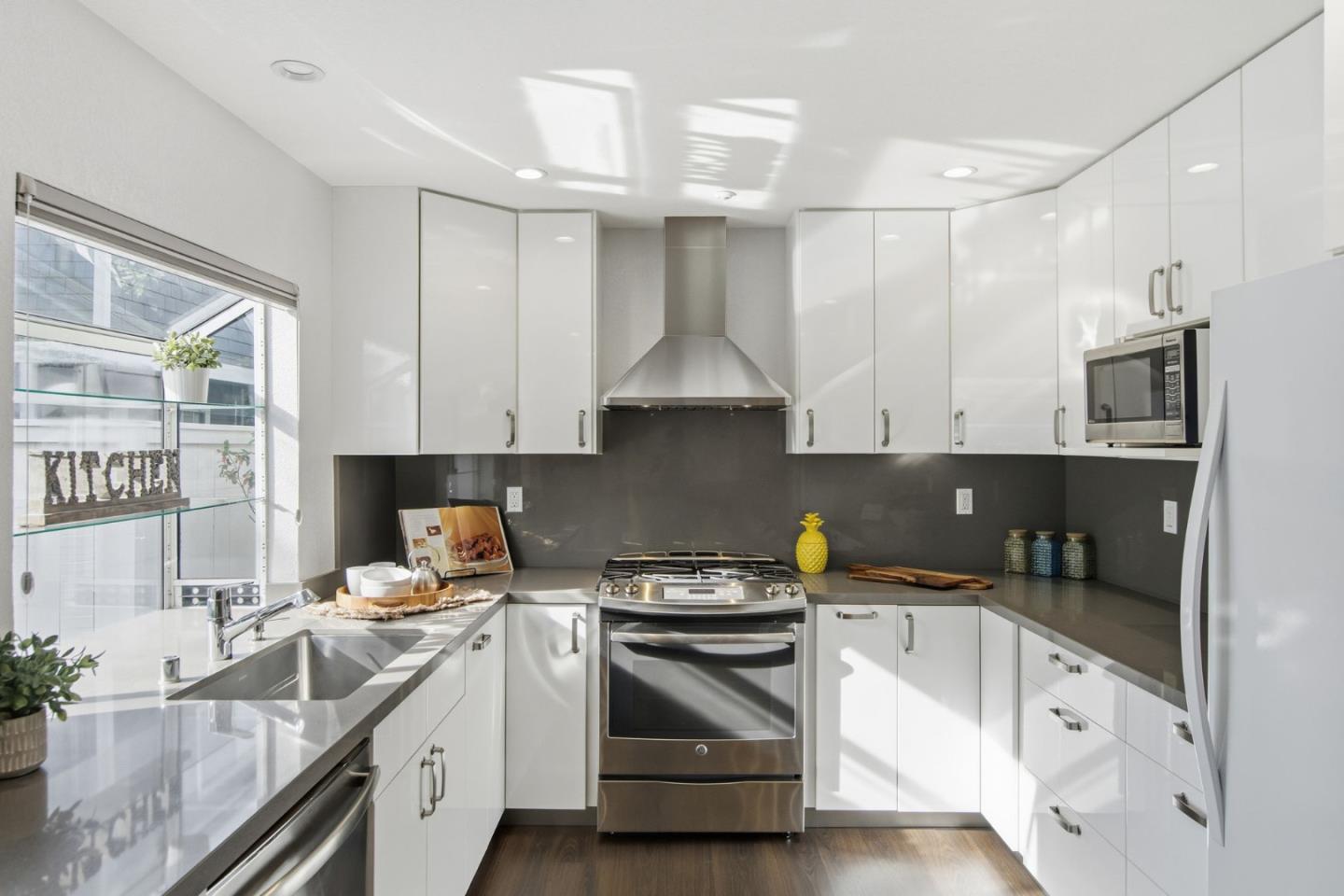 Detail Gallery Image 10 of 43 For 114 Williams Ln, Foster City,  CA 94404 - 3 Beds | 2/1 Baths