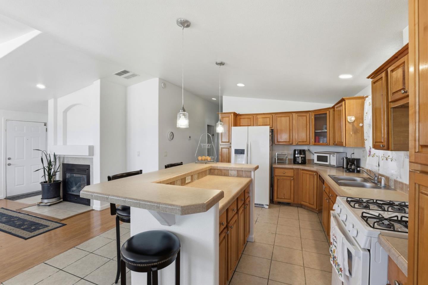 Detail Gallery Image 5 of 27 For 500 W 10th St #119,  Gilroy,  CA 95020 - 3 Beds | 2 Baths