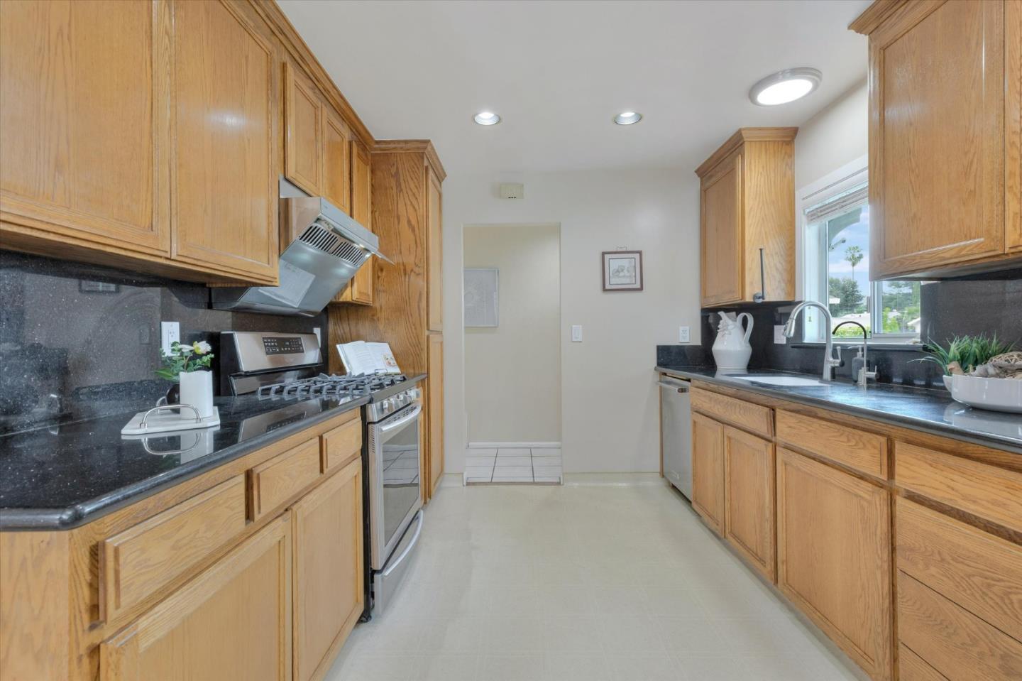 Detail Gallery Image 9 of 25 For 4908 Caroline Way, San Jose,  CA 95124 - 3 Beds | 2 Baths