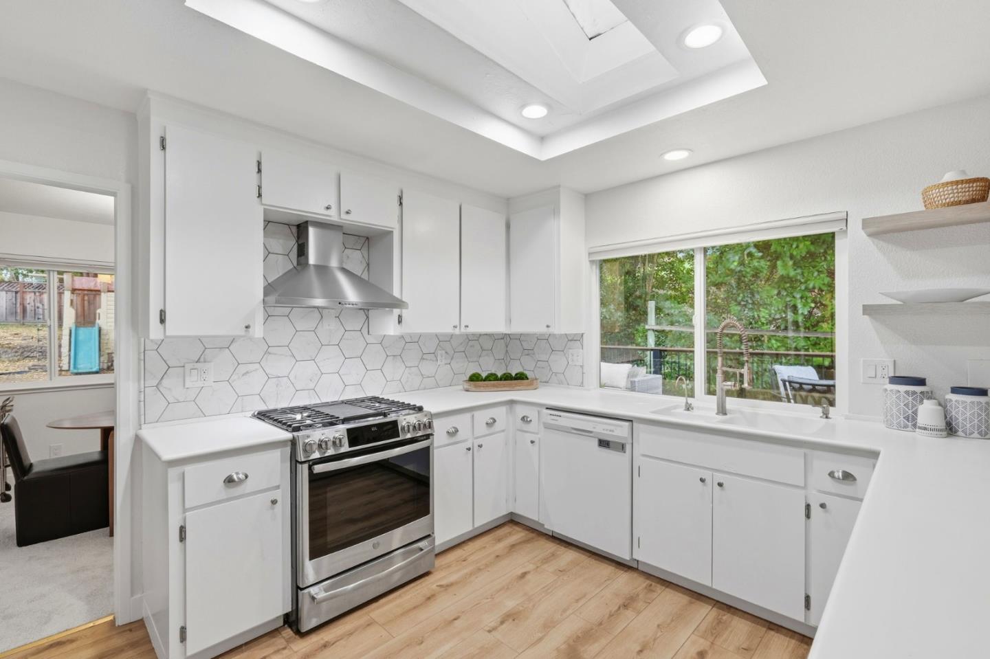 Detail Gallery Image 14 of 47 For 4 Bluehill Ct, Scotts Valley,  CA 95066 - 3 Beds | 2/1 Baths