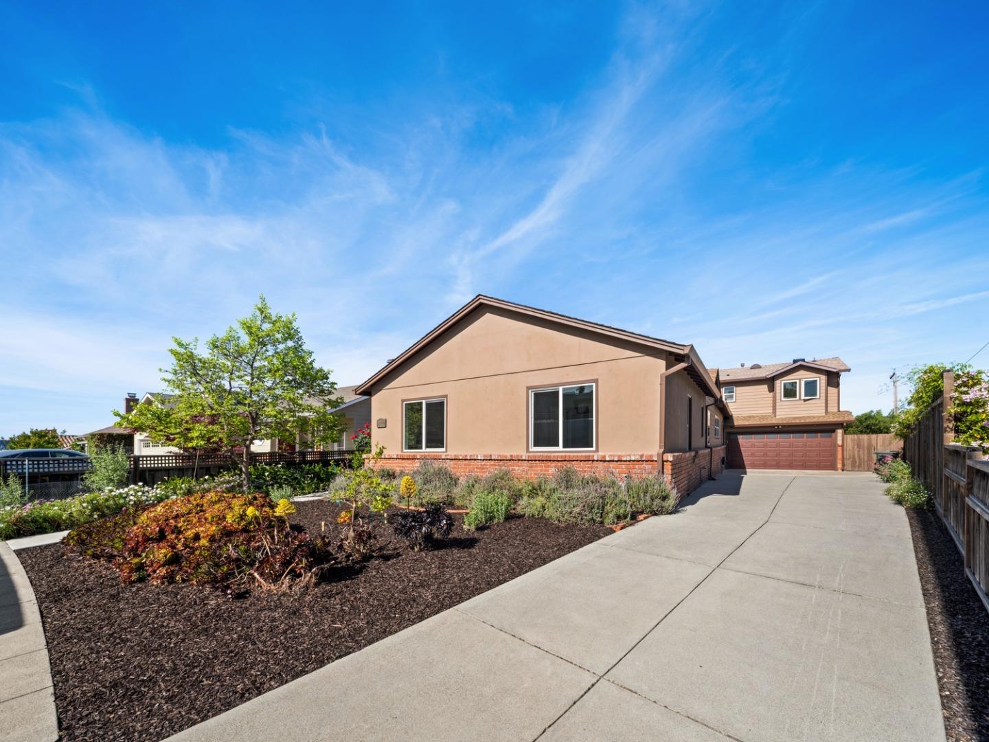 Detail Gallery Image 2 of 33 For 345 Laurel St, San Carlos,  CA 94070 - 4 Beds | 3 Baths