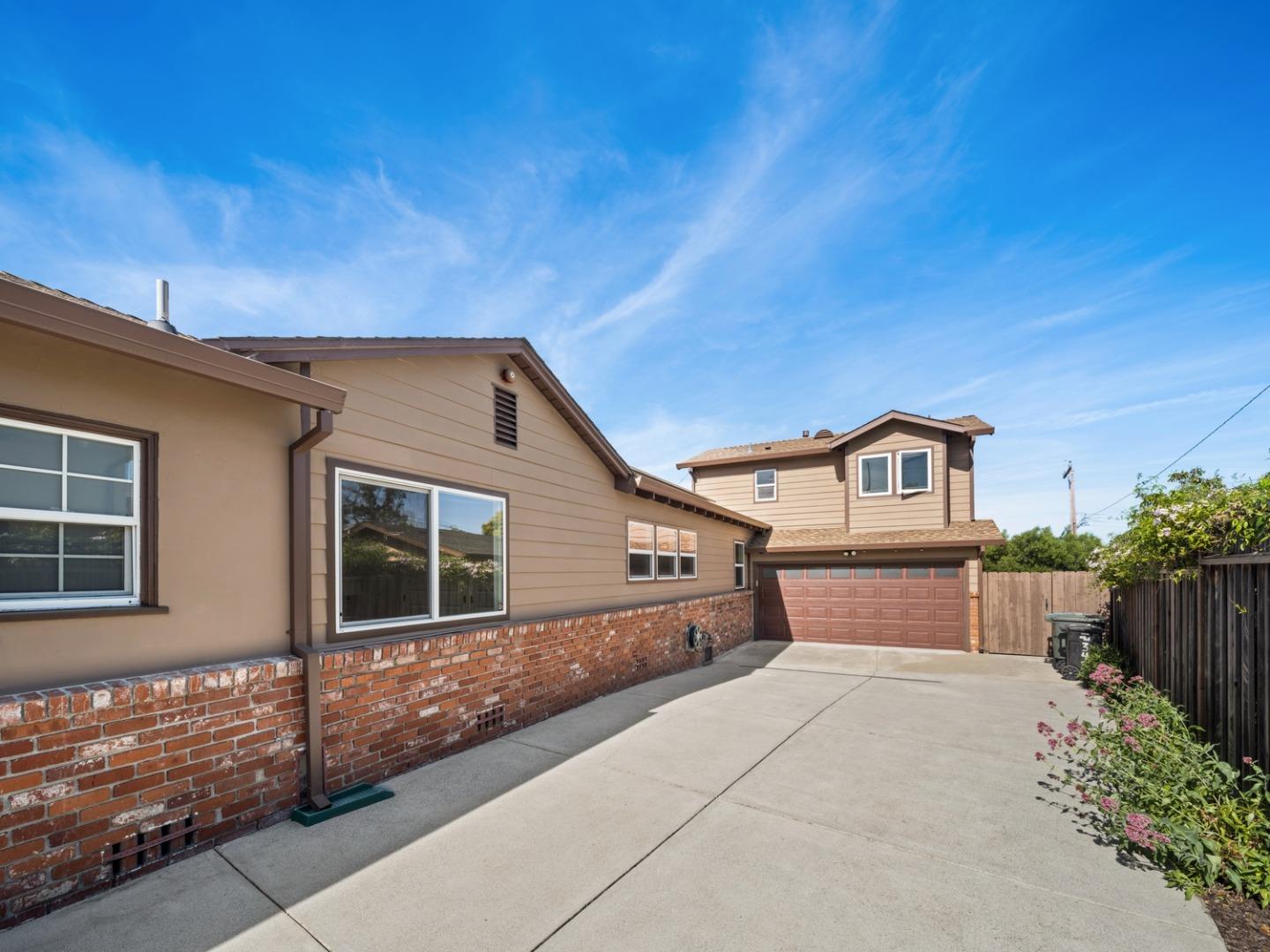 Detail Gallery Image 3 of 33 For 345 Laurel St, San Carlos,  CA 94070 - 4 Beds | 3 Baths