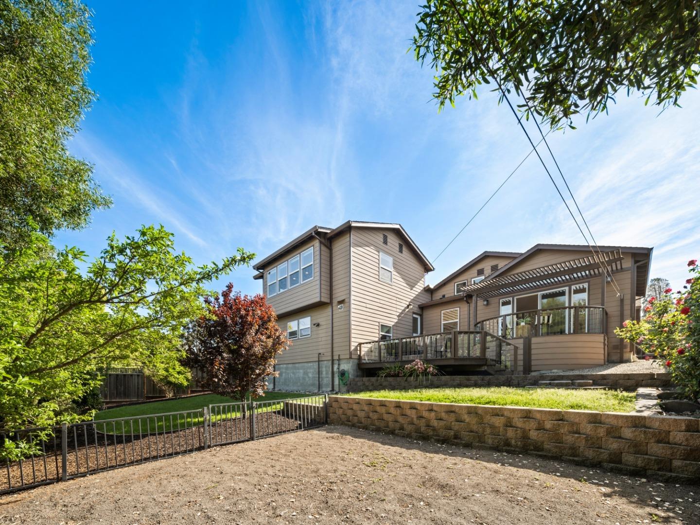 Detail Gallery Image 30 of 33 For 345 Laurel St, San Carlos,  CA 94070 - 4 Beds | 3 Baths