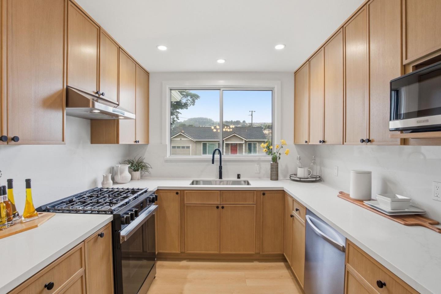 Detail Gallery Image 9 of 35 For 126 Rosewood Way, South San Francisco,  CA 94080 - 3 Beds | 1 Baths