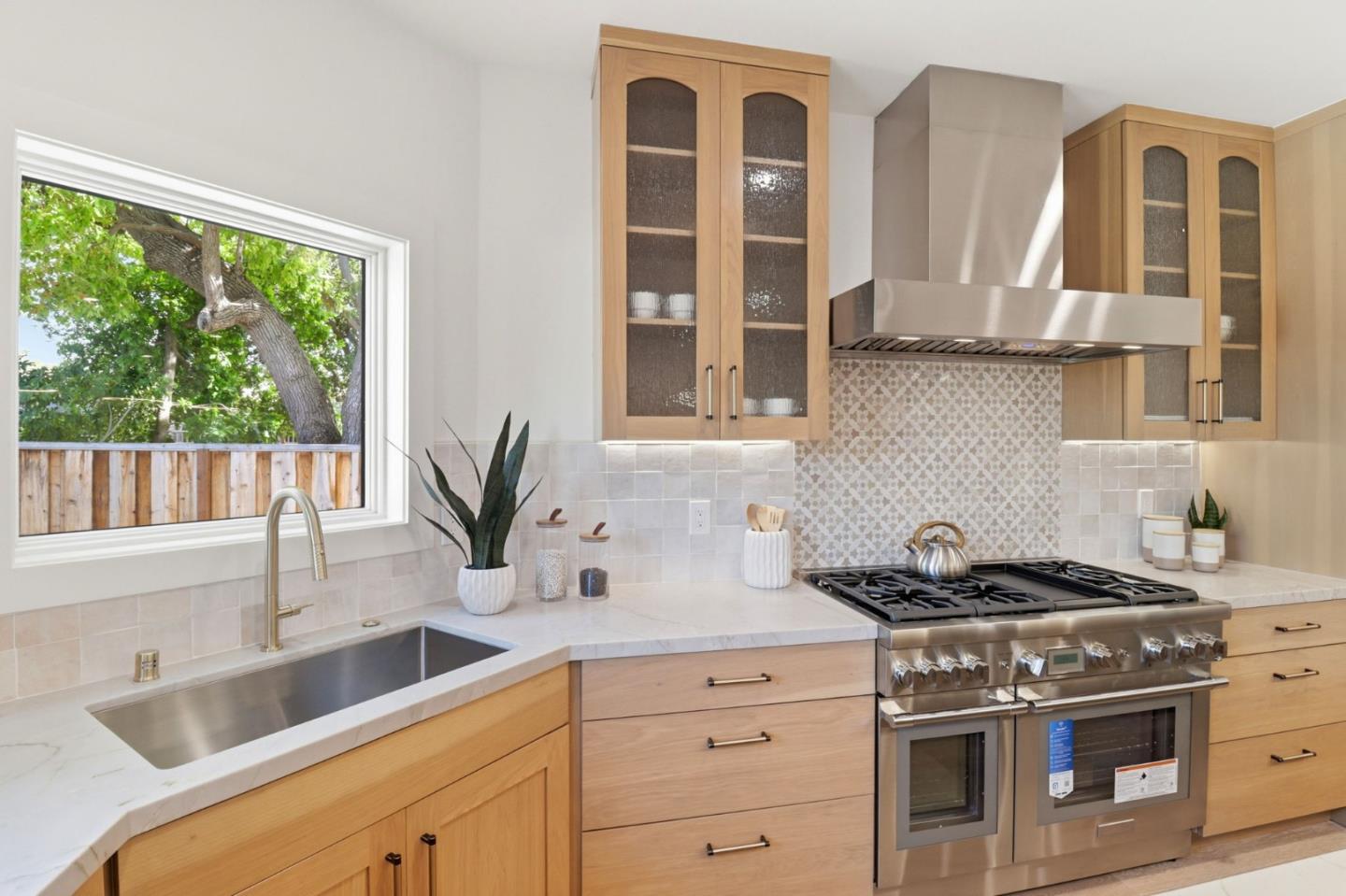 Detail Gallery Image 14 of 44 For 445 Iris St, Redwood City,  CA 94062 - 4 Beds | 3/1 Baths