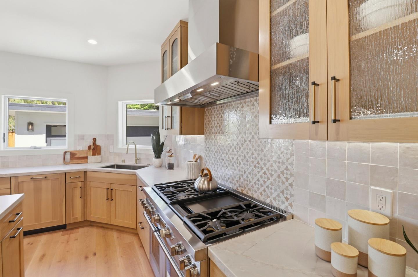 Detail Gallery Image 16 of 44 For 445 Iris St, Redwood City,  CA 94062 - 4 Beds | 3/1 Baths