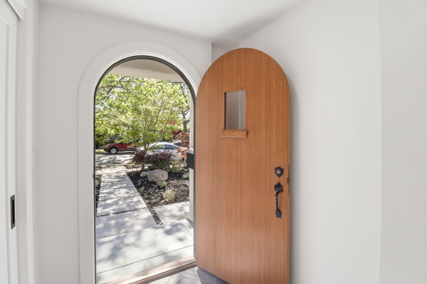 Detail Gallery Image 3 of 44 For 445 Iris St, Redwood City,  CA 94062 - 4 Beds | 3/1 Baths