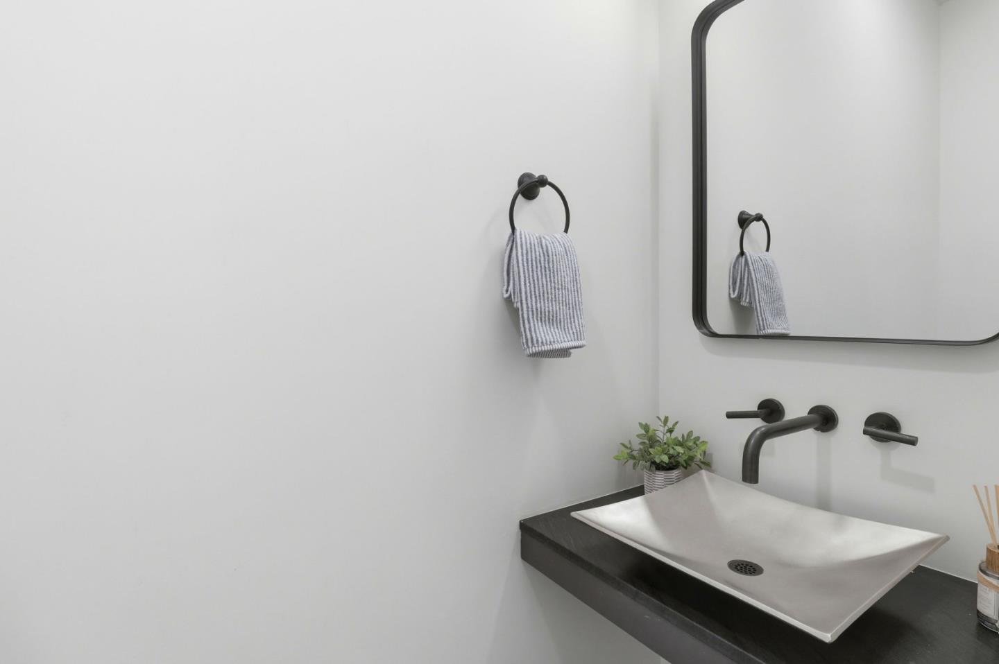 Detail Gallery Image 33 of 44 For 445 Iris St, Redwood City,  CA 94062 - 4 Beds | 3/1 Baths