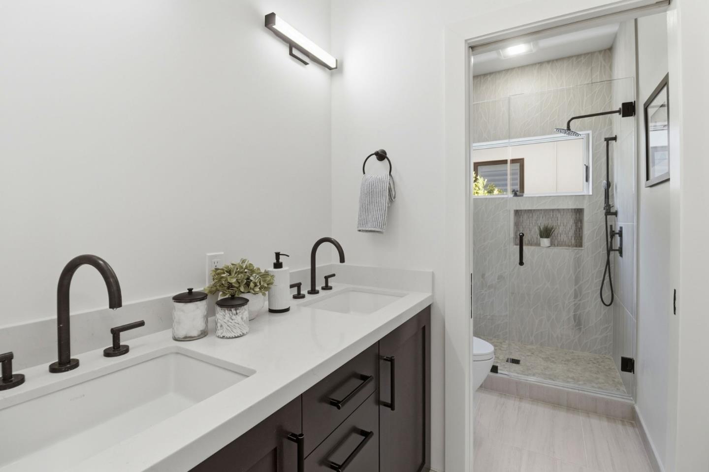 Detail Gallery Image 34 of 44 For 445 Iris St, Redwood City,  CA 94062 - 4 Beds | 3/1 Baths