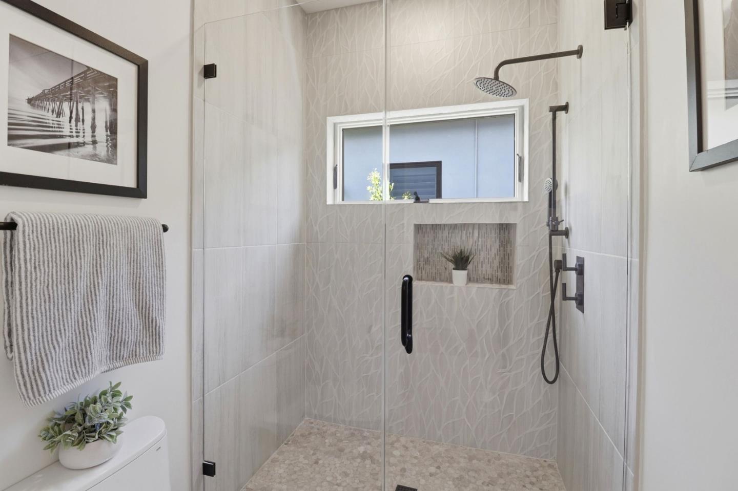 Detail Gallery Image 35 of 44 For 445 Iris St, Redwood City,  CA 94062 - 4 Beds | 3/1 Baths