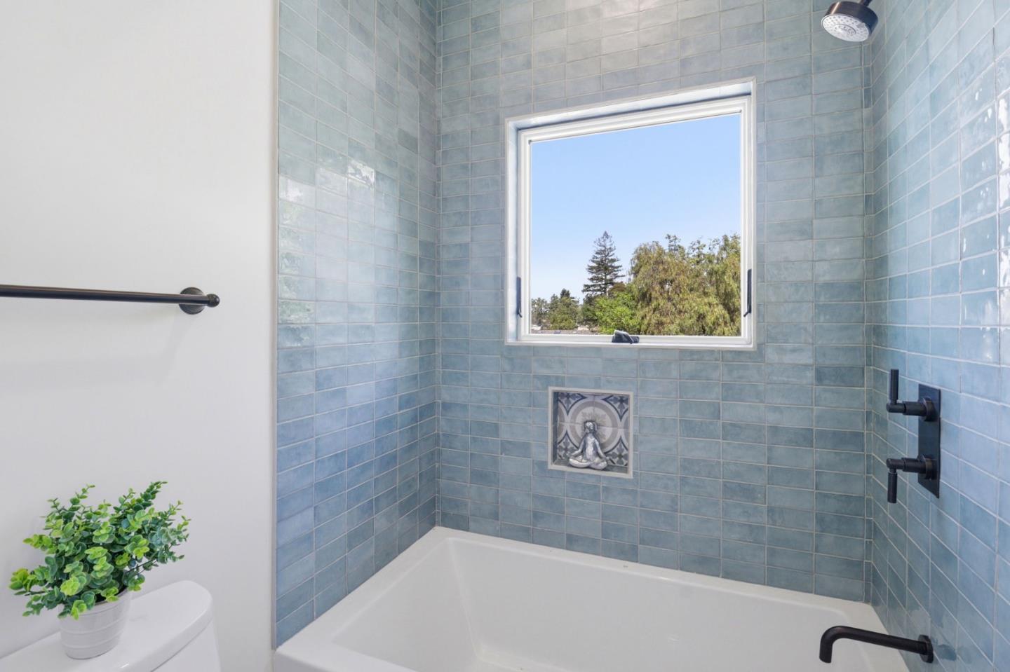 Detail Gallery Image 36 of 44 For 445 Iris St, Redwood City,  CA 94062 - 4 Beds | 3/1 Baths