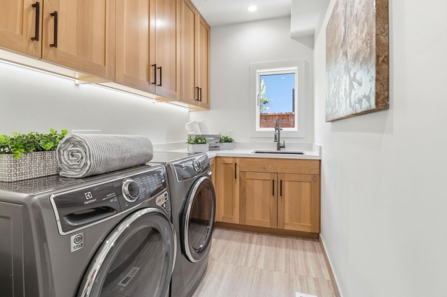 Detail Gallery Image 37 of 44 For 445 Iris St, Redwood City,  CA 94062 - 4 Beds | 3/1 Baths