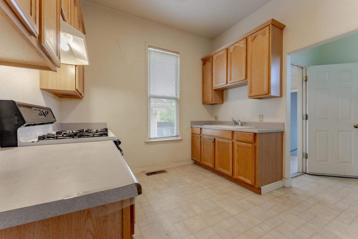 Detail Gallery Image 13 of 40 For 1030 Locust St, San Jose,  CA 95110 - 4 Beds | 2/1 Baths