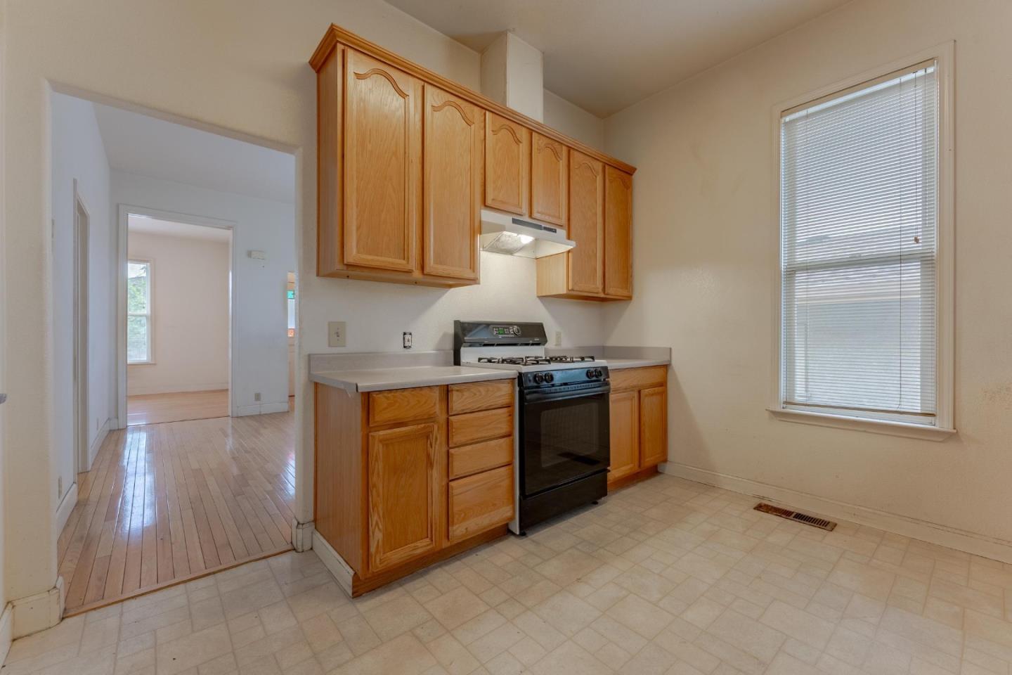 Detail Gallery Image 14 of 40 For 1030 Locust St, San Jose,  CA 95110 - 4 Beds | 2/1 Baths