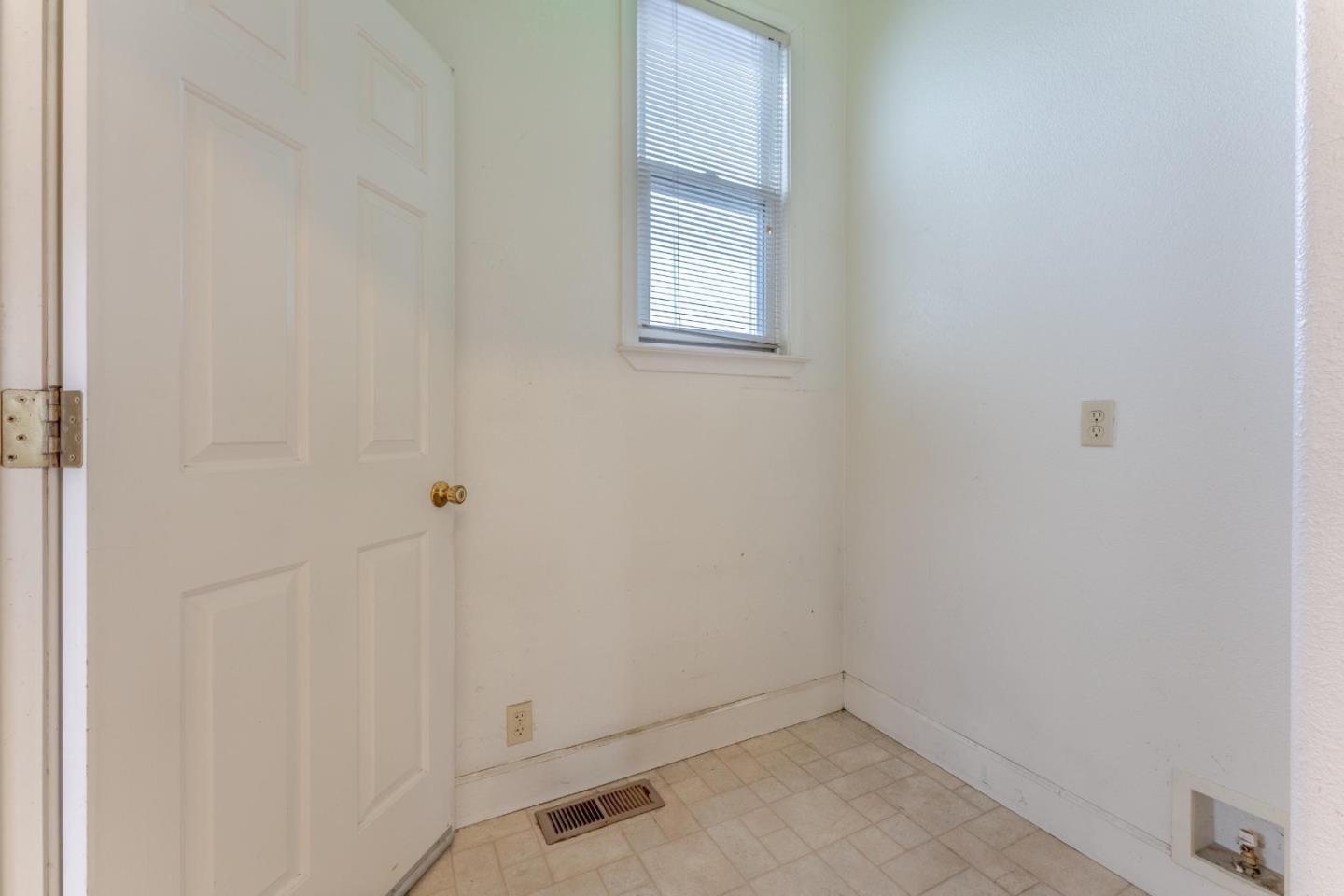 Detail Gallery Image 15 of 40 For 1030 Locust St, San Jose,  CA 95110 - 4 Beds | 2/1 Baths