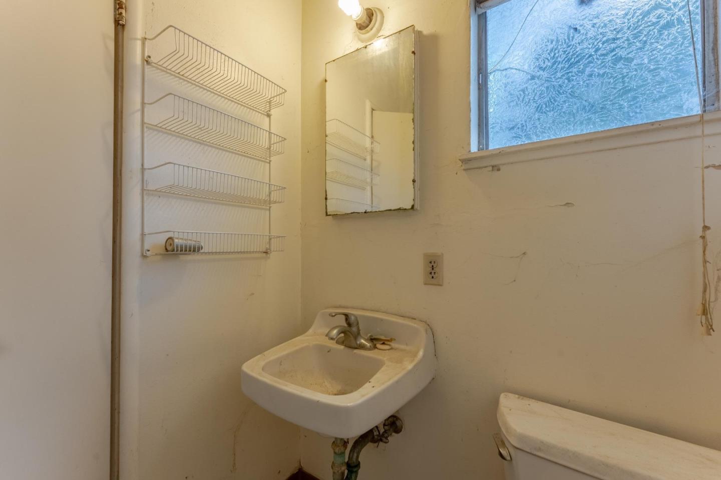 Detail Gallery Image 28 of 40 For 1030 Locust St, San Jose,  CA 95110 - 4 Beds | 2/1 Baths