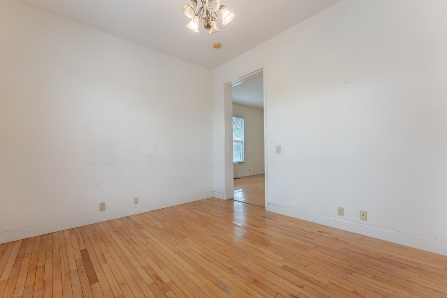 Detail Gallery Image 7 of 40 For 1030 Locust St, San Jose,  CA 95110 - 4 Beds | 2/1 Baths