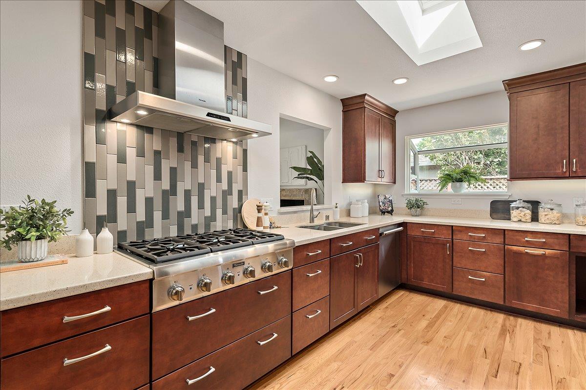 Detail Gallery Image 4 of 21 For 811 Daffodil Way, San Jose,  CA 95117 - 3 Beds | 2 Baths