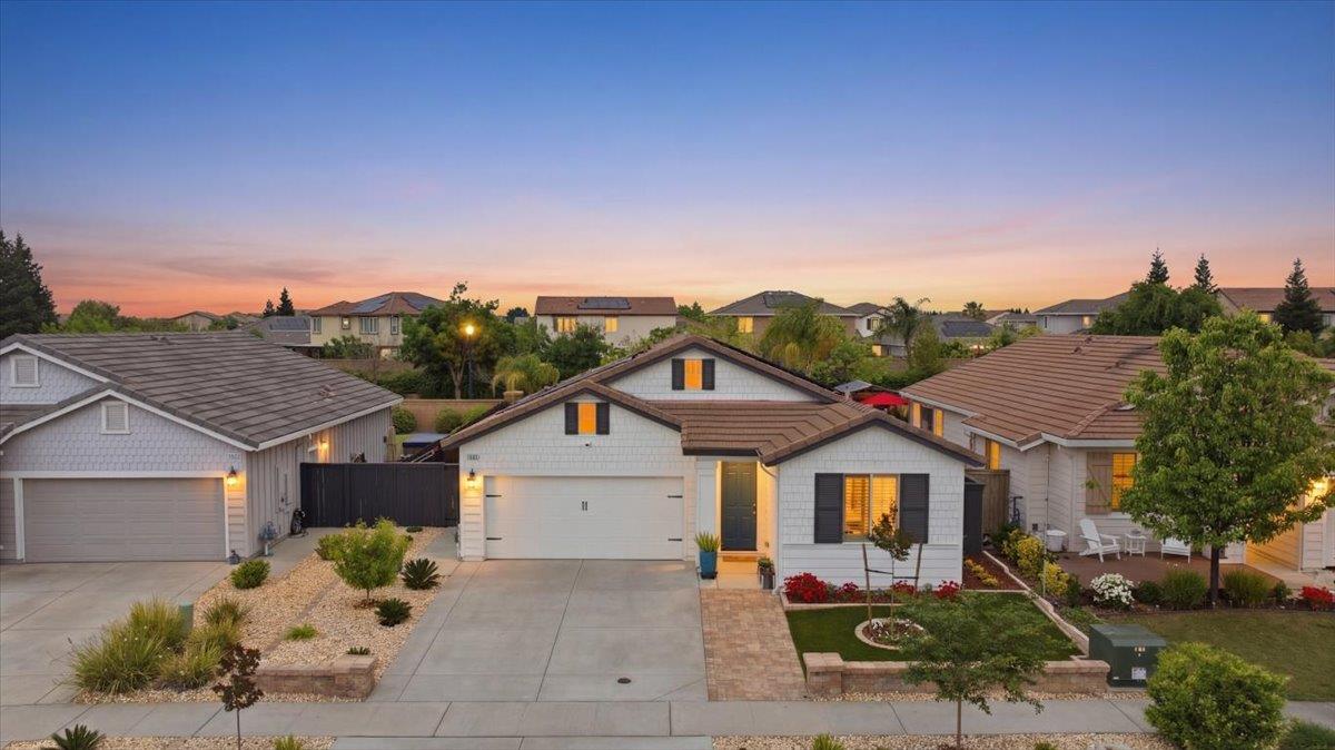 Detail Gallery Image 2 of 48 For 2208 Provincetown Way, Roseville,  CA 95747 - 3 Beds | 2 Baths