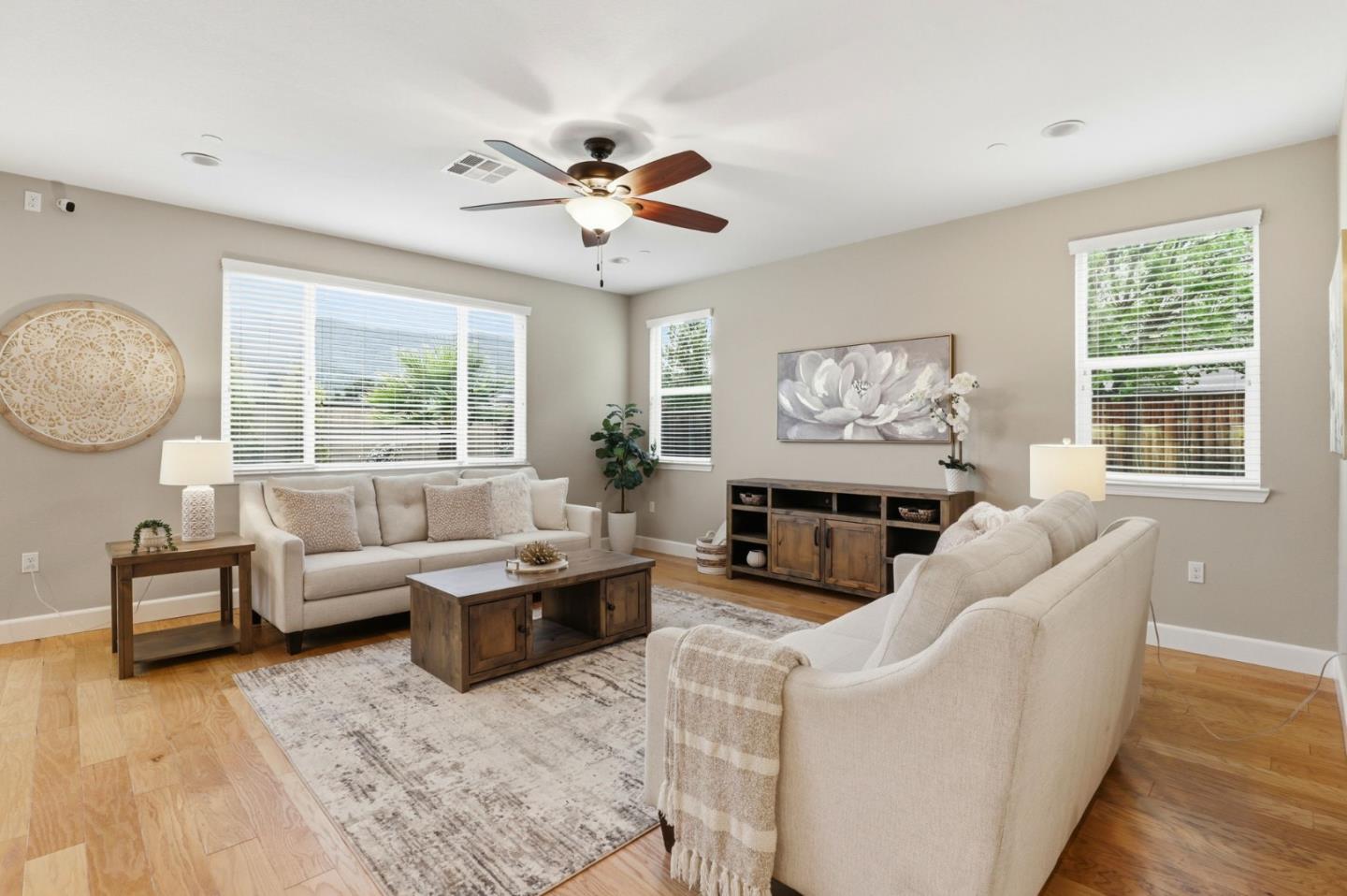 Detail Gallery Image 4 of 55 For 1816 Rosemary Dr, Gilroy,  CA 95020 - 5 Beds | 4/1 Baths