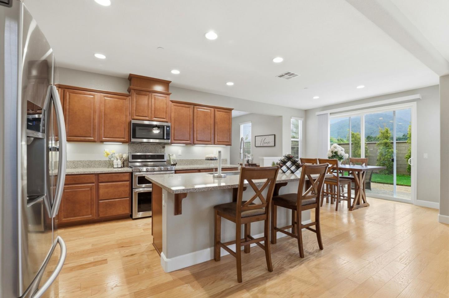 Detail Gallery Image 8 of 55 For 1816 Rosemary Dr, Gilroy,  CA 95020 - 5 Beds | 4/1 Baths