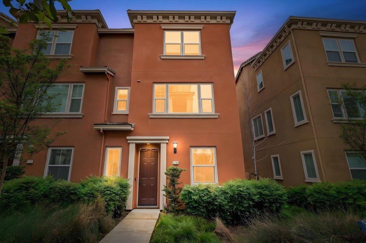 Detail Gallery Image 2 of 53 For 5708 Oceanspray Rd, Newark,  CA 94560 - 3 Beds | 3/1 Baths