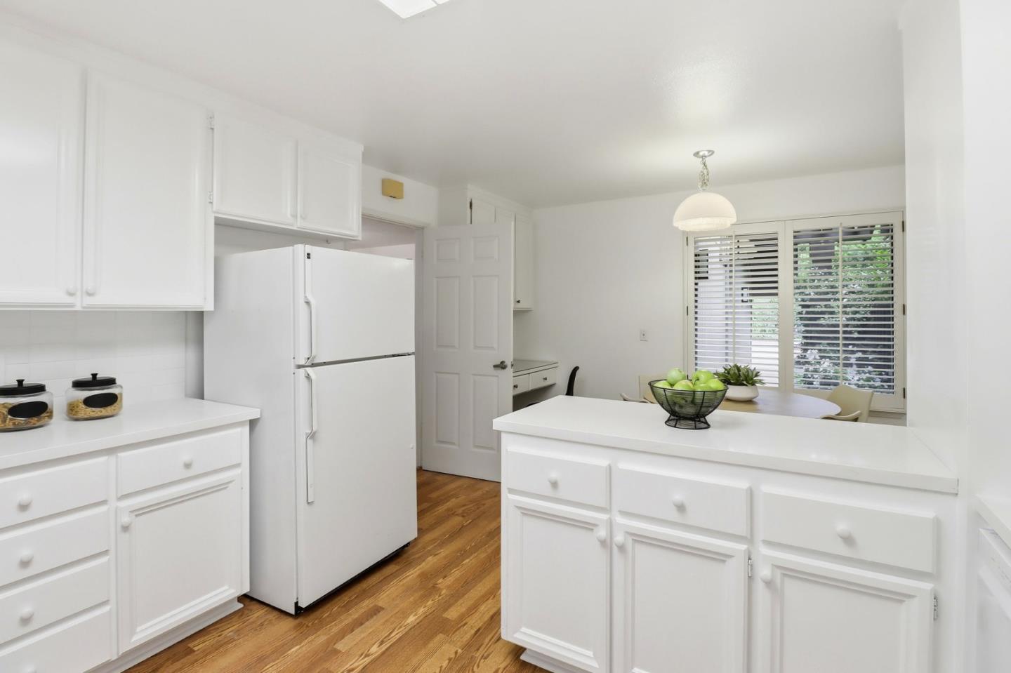 Detail Gallery Image 10 of 34 For 1224 Sharon Park Dr, Menlo Park,  CA 94025 - 2 Beds | 2/1 Baths