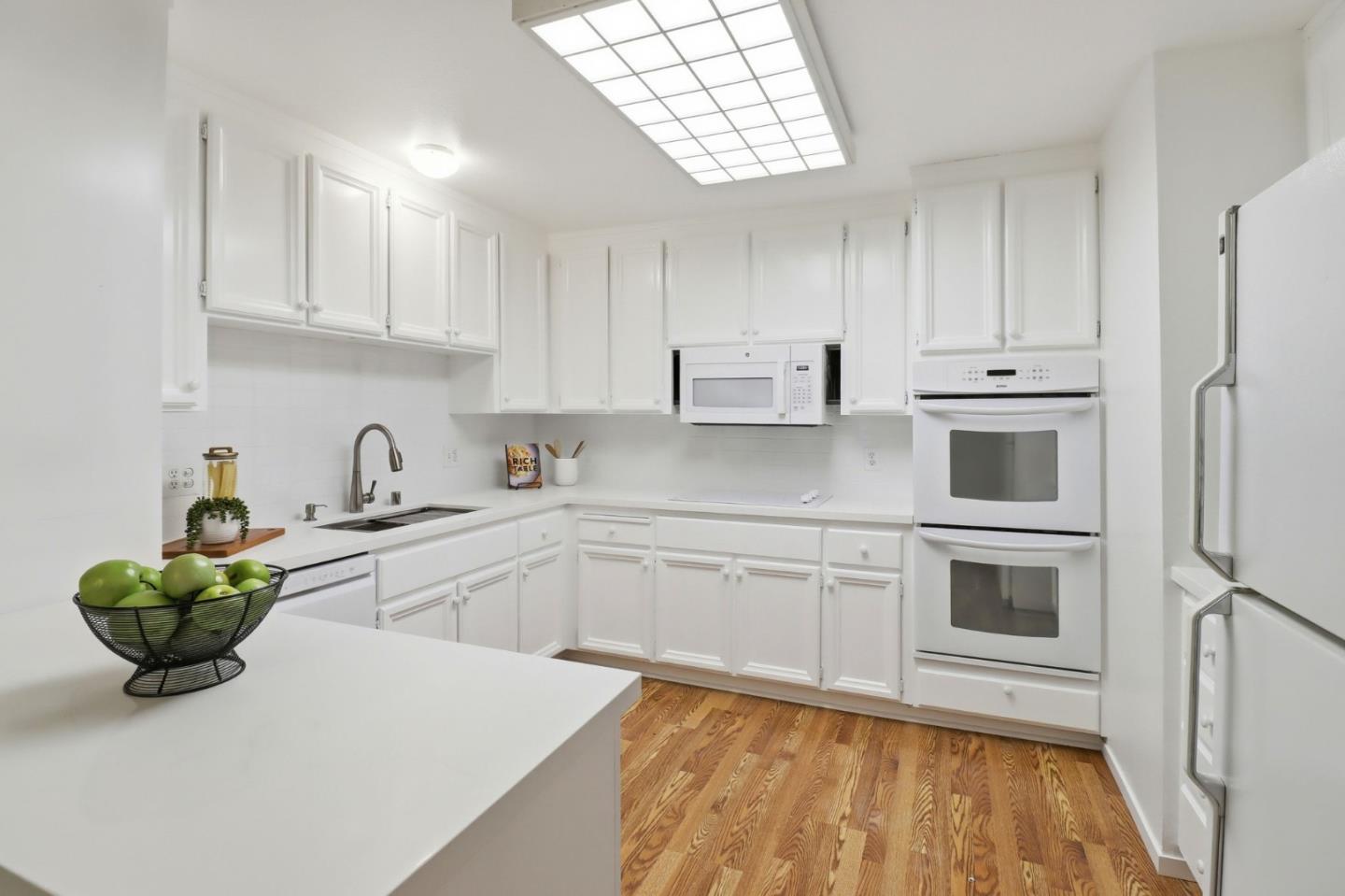 Detail Gallery Image 11 of 34 For 1224 Sharon Park Dr, Menlo Park,  CA 94025 - 2 Beds | 2/1 Baths