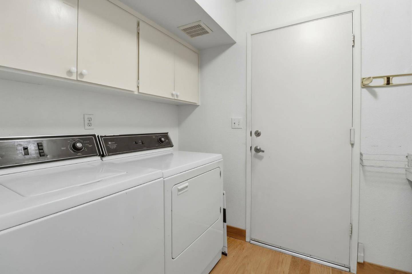 Detail Gallery Image 28 of 34 For 1224 Sharon Park Dr, Menlo Park,  CA 94025 - 2 Beds | 2/1 Baths