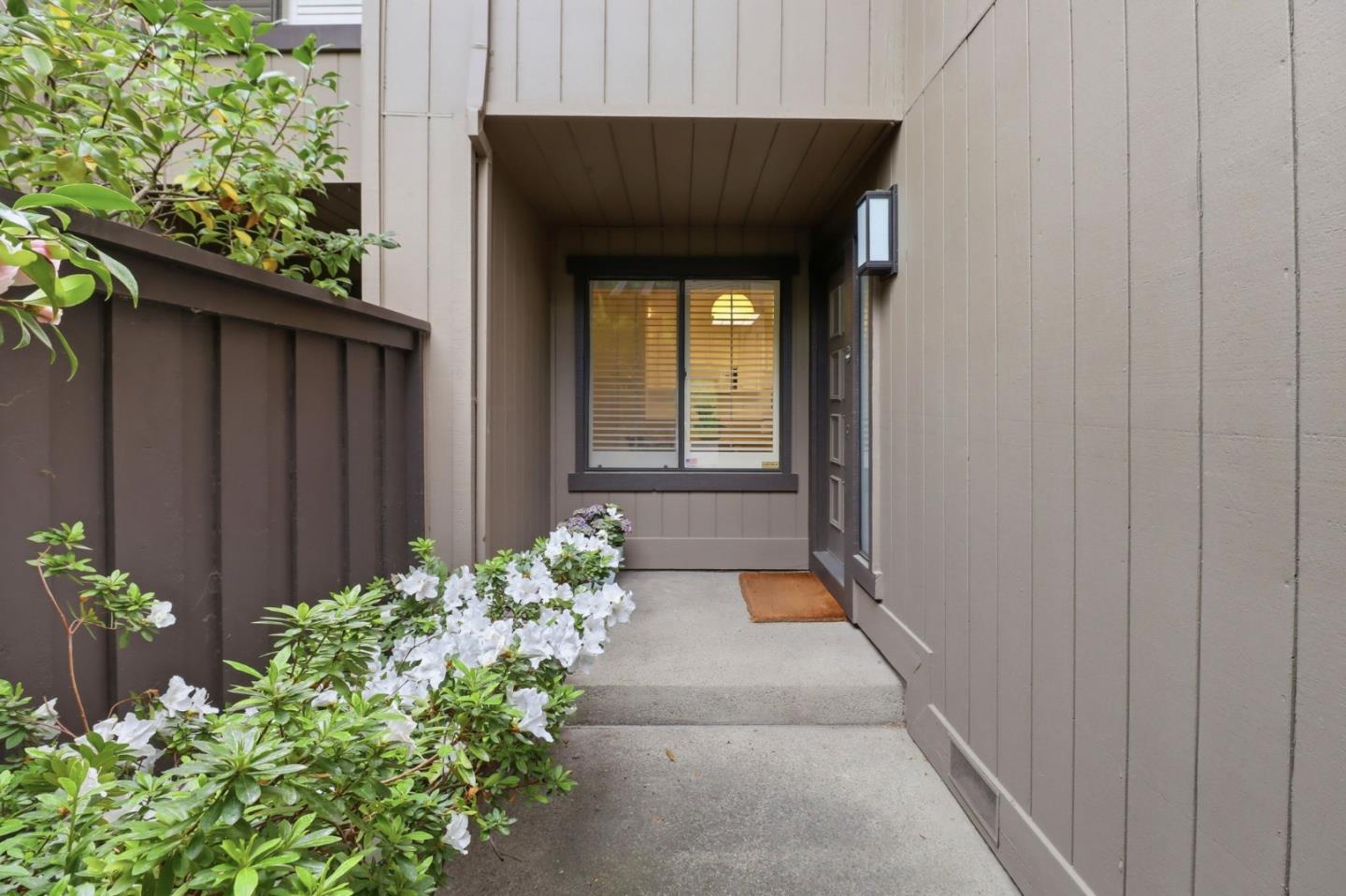 Detail Gallery Image 3 of 34 For 1224 Sharon Park Dr, Menlo Park,  CA 94025 - 2 Beds | 2/1 Baths