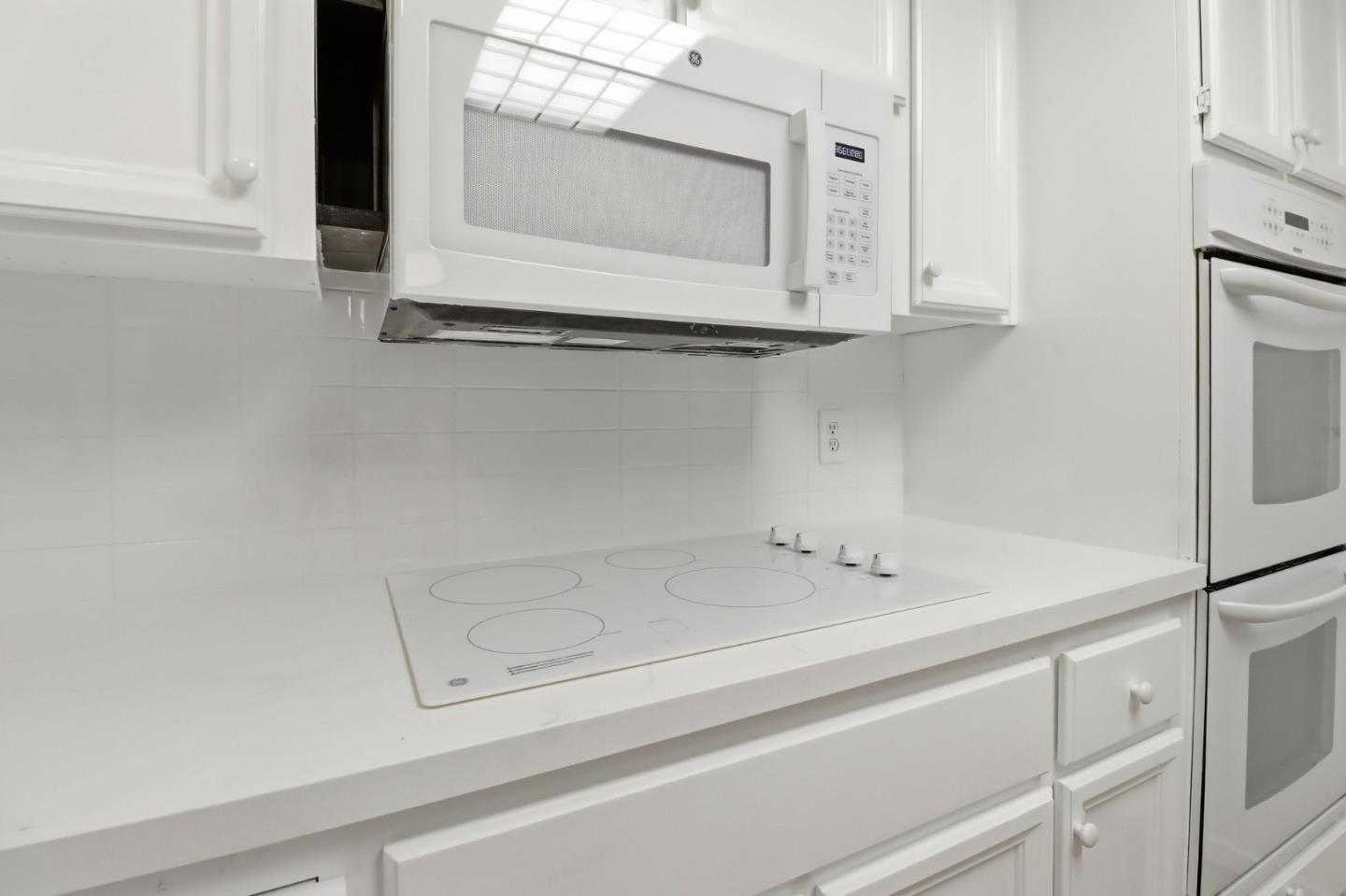 Detail Gallery Image 8 of 34 For 1224 Sharon Park Dr, Menlo Park,  CA 94025 - 2 Beds | 2/1 Baths