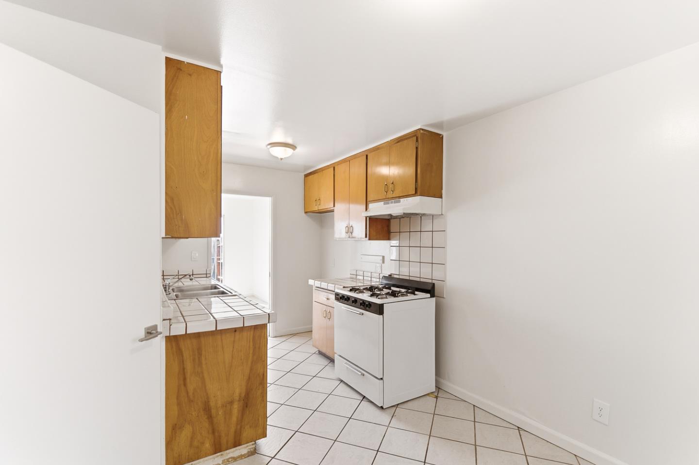 Detail Gallery Image 6 of 31 For 141 Marlin Ct, San Francisco,  CA 94124 - 3 Beds | 2 Baths