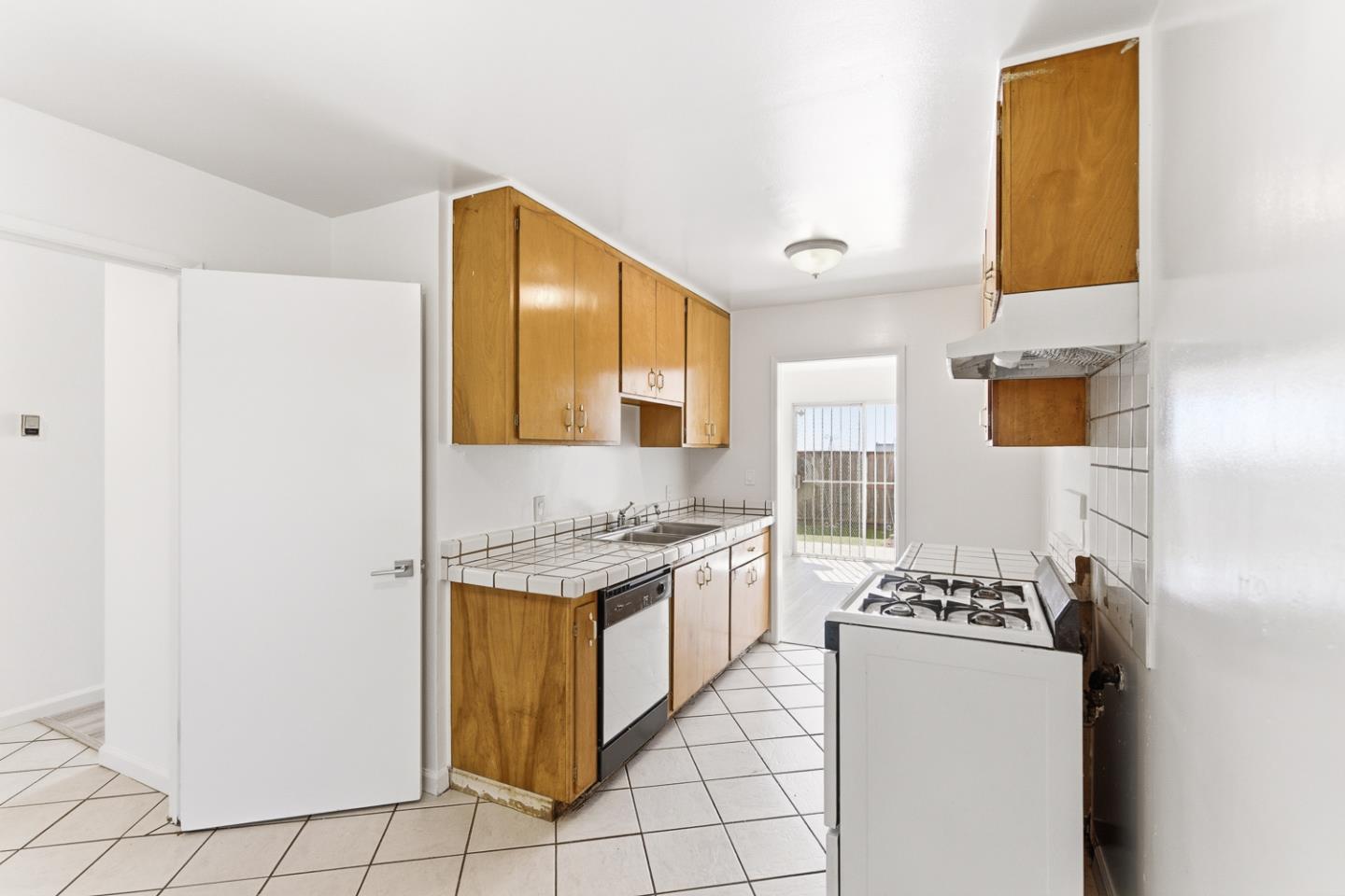 Detail Gallery Image 7 of 31 For 141 Marlin Ct, San Francisco,  CA 94124 - 3 Beds | 2 Baths