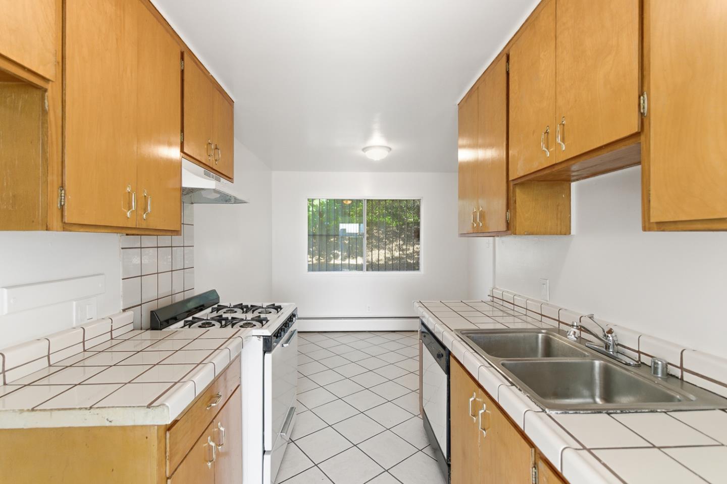 Detail Gallery Image 8 of 31 For 141 Marlin Ct, San Francisco,  CA 94124 - 3 Beds | 2 Baths