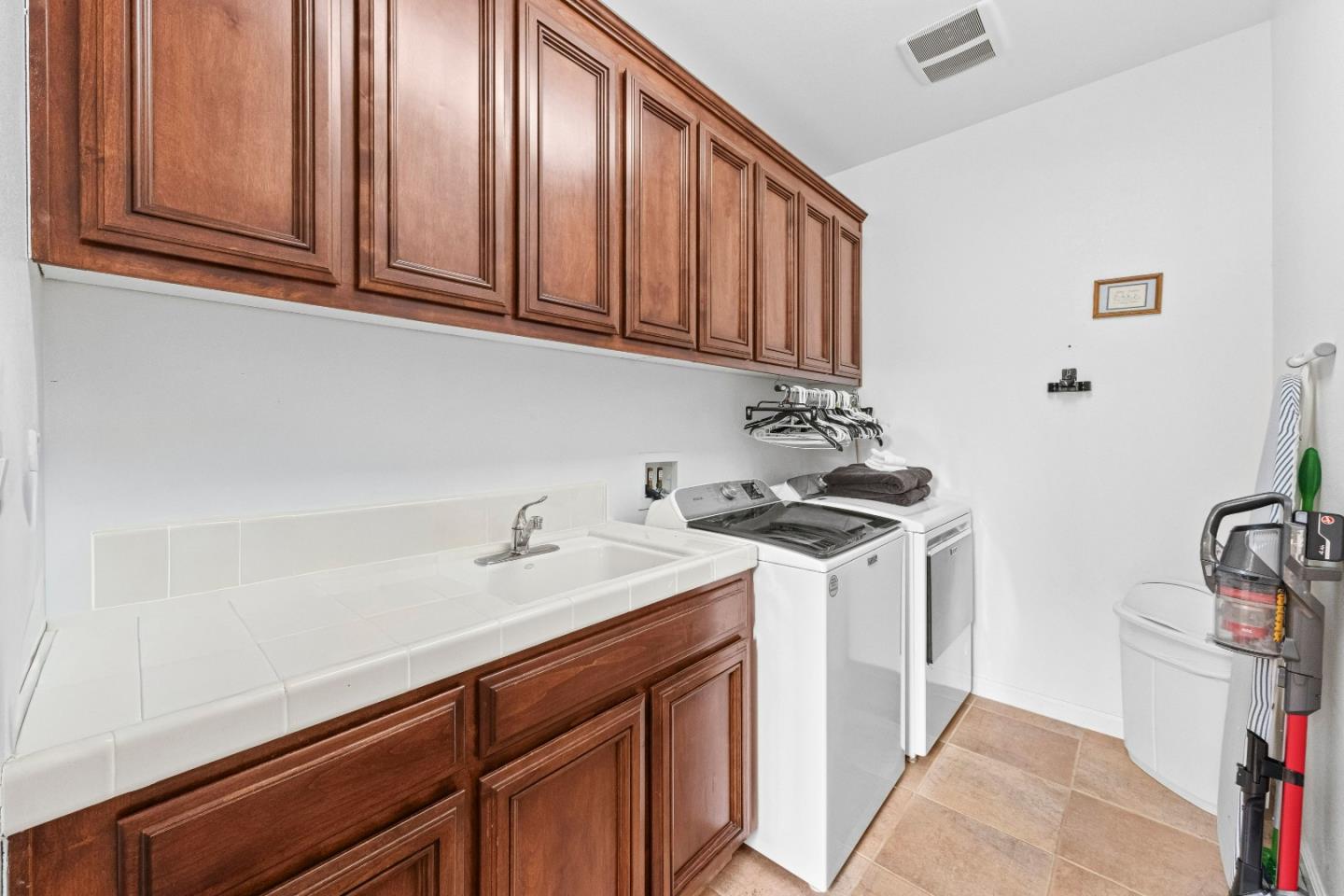 Detail Gallery Image 33 of 74 For 6560 Eagle Ridge Ct, Gilroy,  CA 95020 - 5 Beds | 3/1 Baths