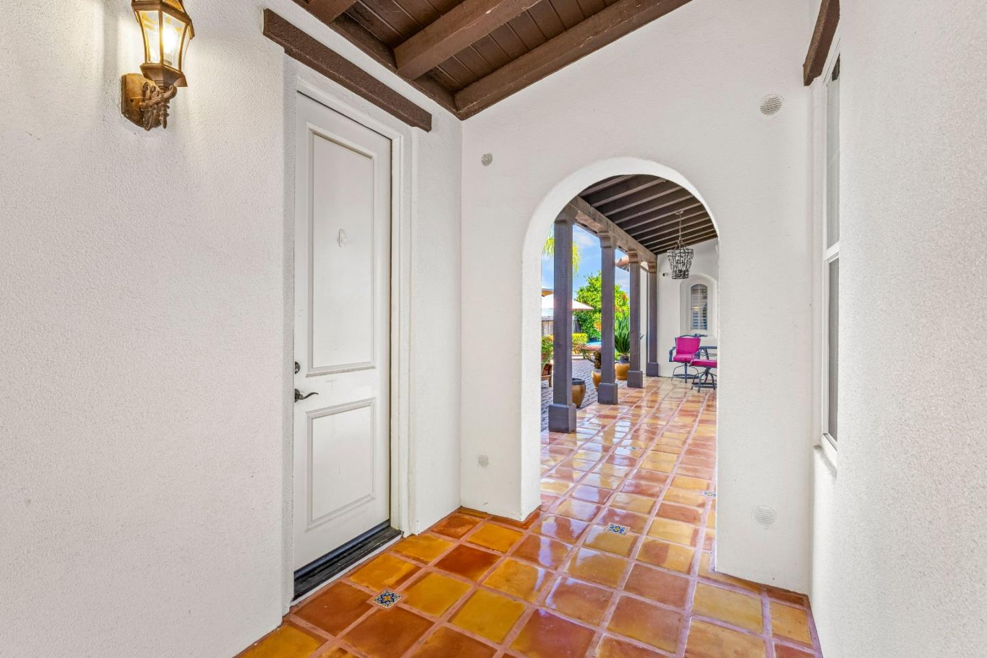 Detail Gallery Image 5 of 74 For 6560 Eagle Ridge Ct, Gilroy,  CA 95020 - 5 Beds | 3/1 Baths