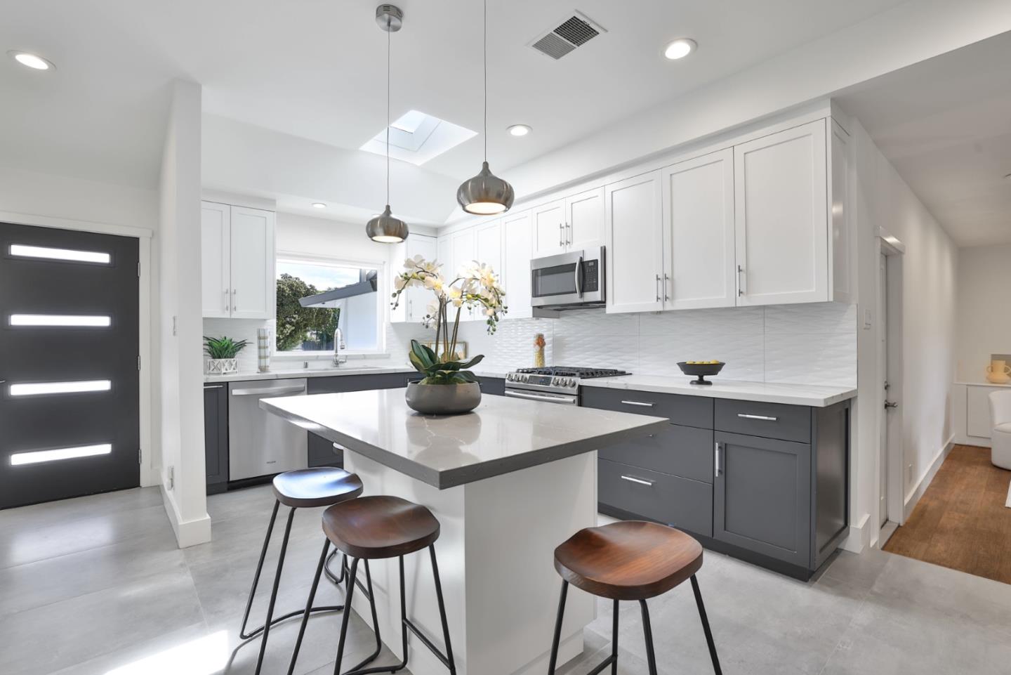 Detail Gallery Image 4 of 32 For 5953 Shawcroft Dr, San Jose,  CA 95123 - 4 Beds | 2 Baths