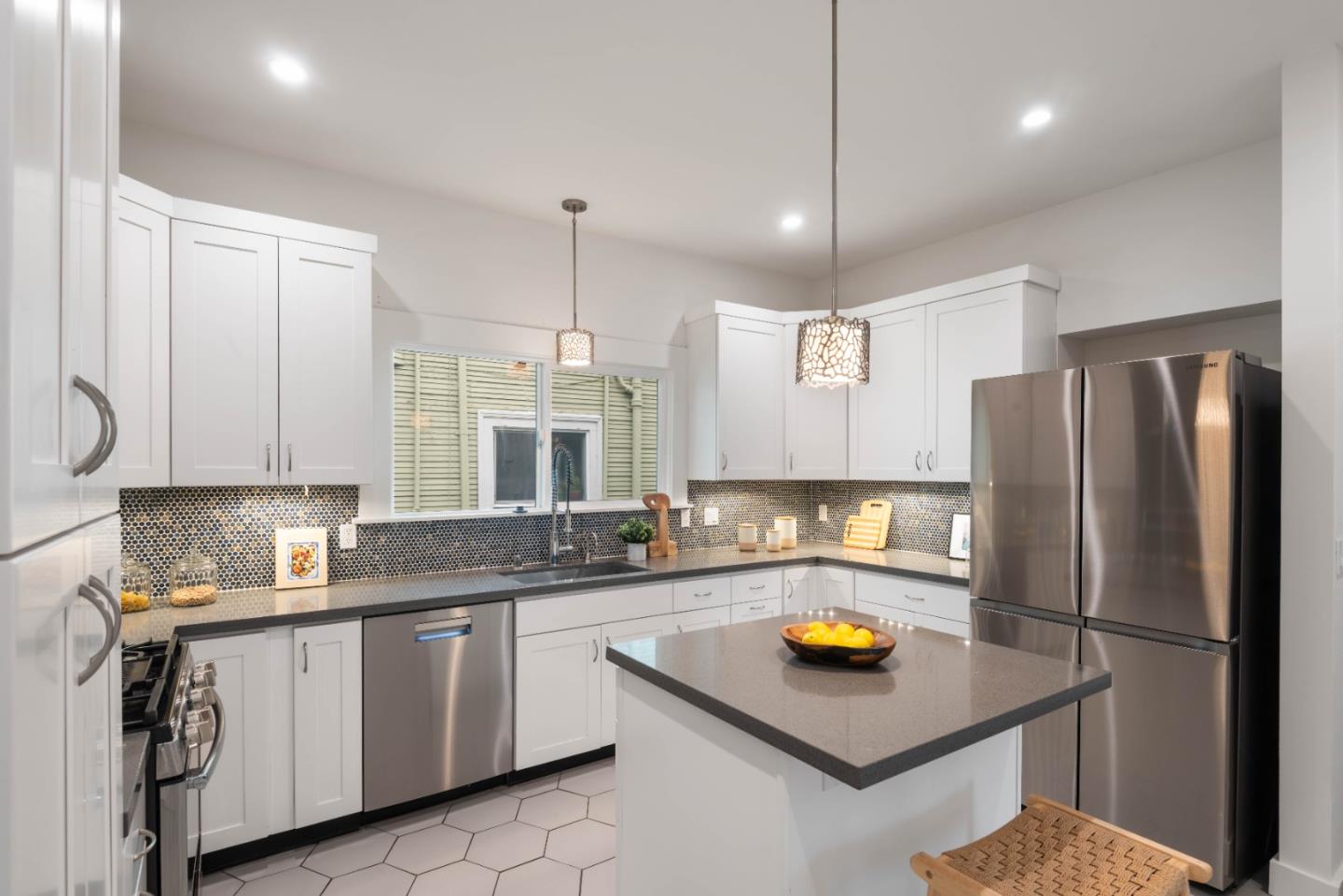 Detail Gallery Image 13 of 36 For 4020 West St, Emeryville,  CA 94608 - 5 Beds | 2/1 Baths