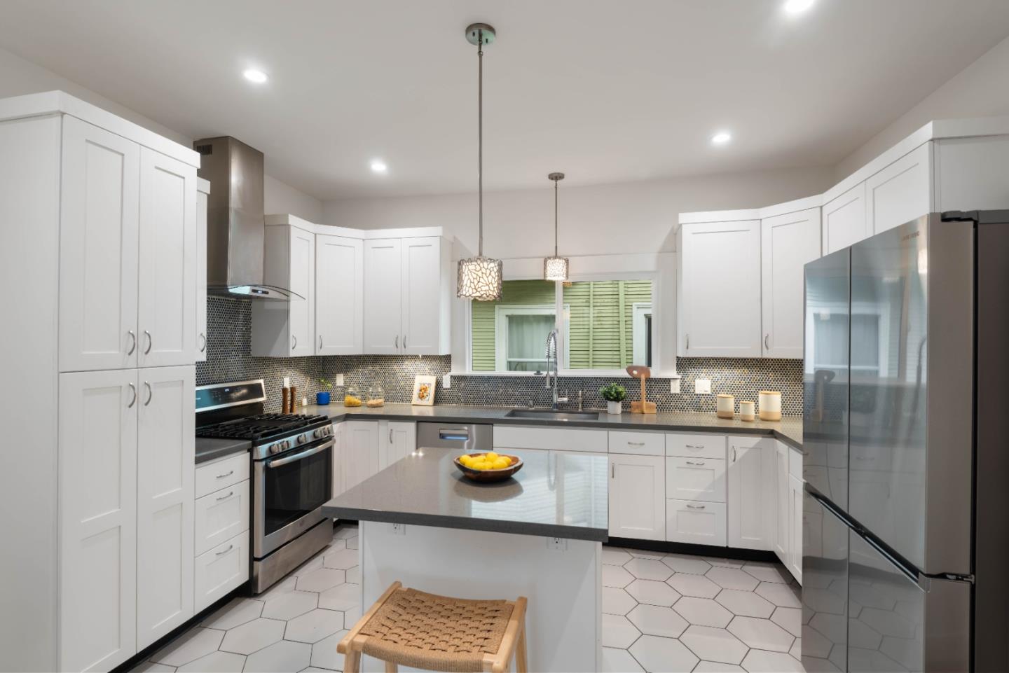 Detail Gallery Image 14 of 36 For 4020 West St, Emeryville,  CA 94608 - 5 Beds | 2/1 Baths