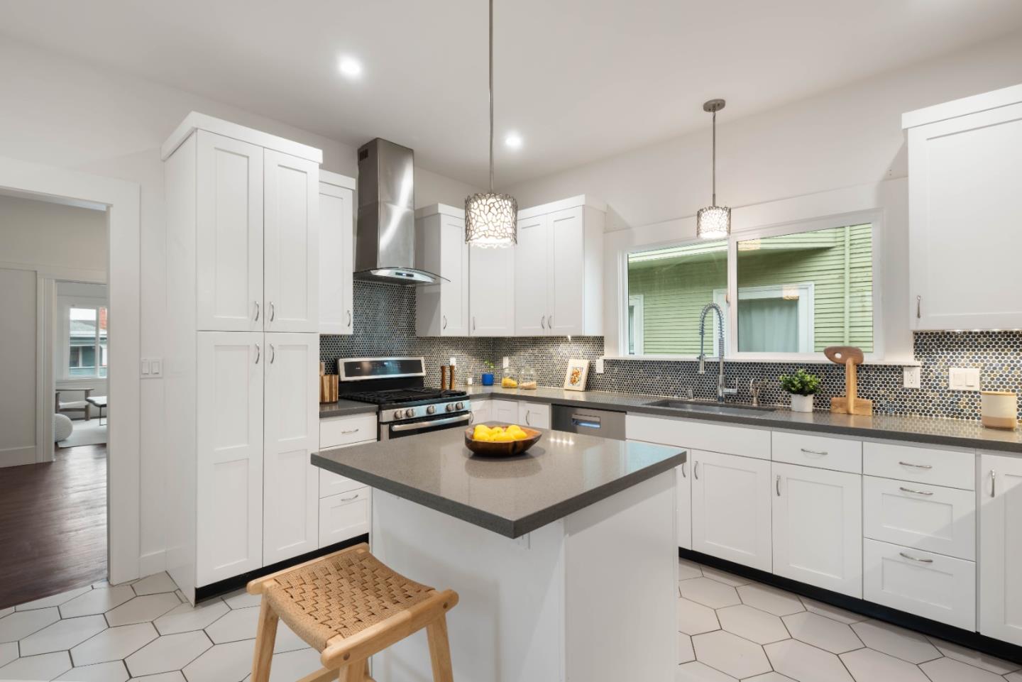 Detail Gallery Image 15 of 36 For 4020 West St, Emeryville,  CA 94608 - 5 Beds | 2/1 Baths