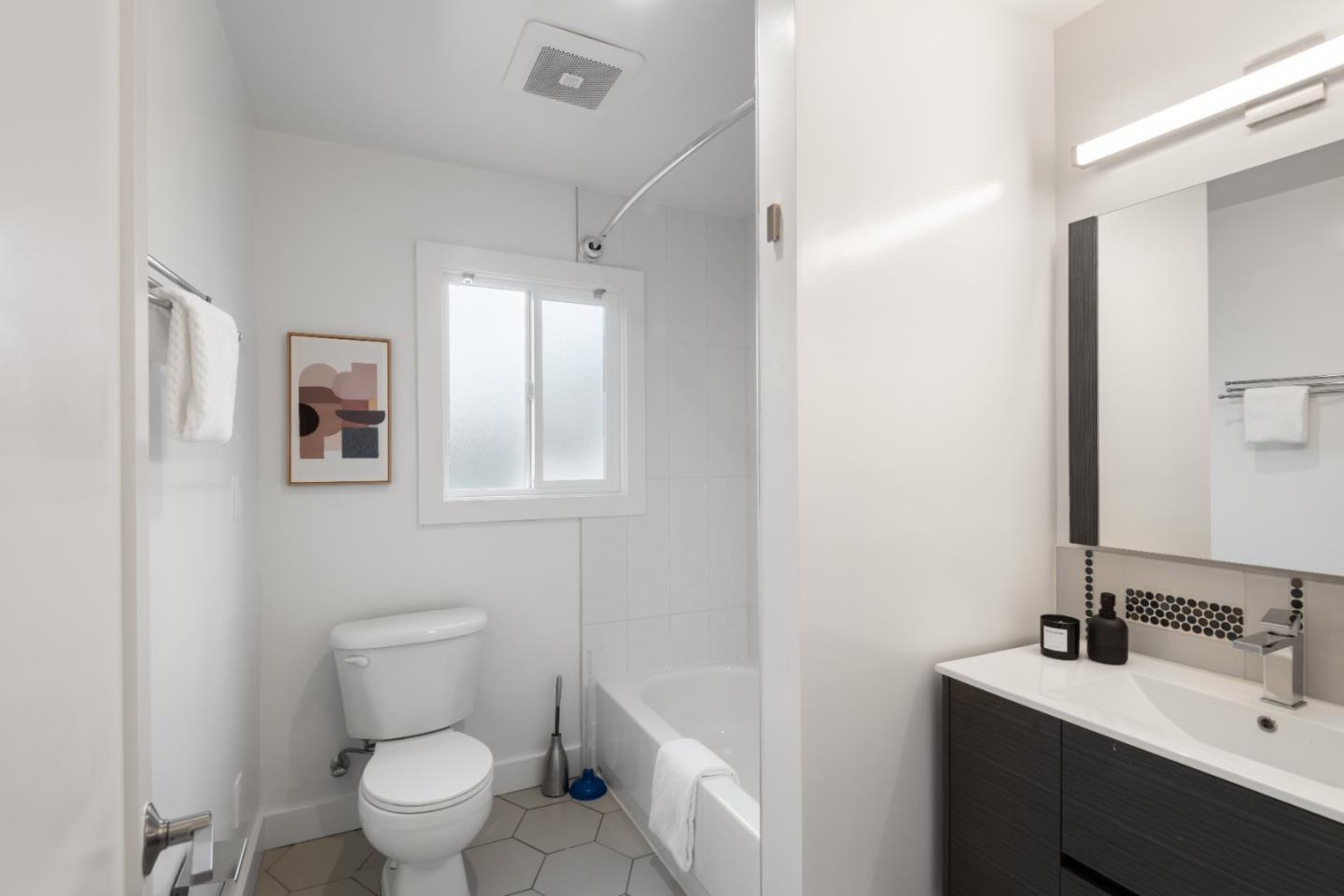 Detail Gallery Image 16 of 36 For 4020 West St, Emeryville,  CA 94608 - 5 Beds | 2/1 Baths