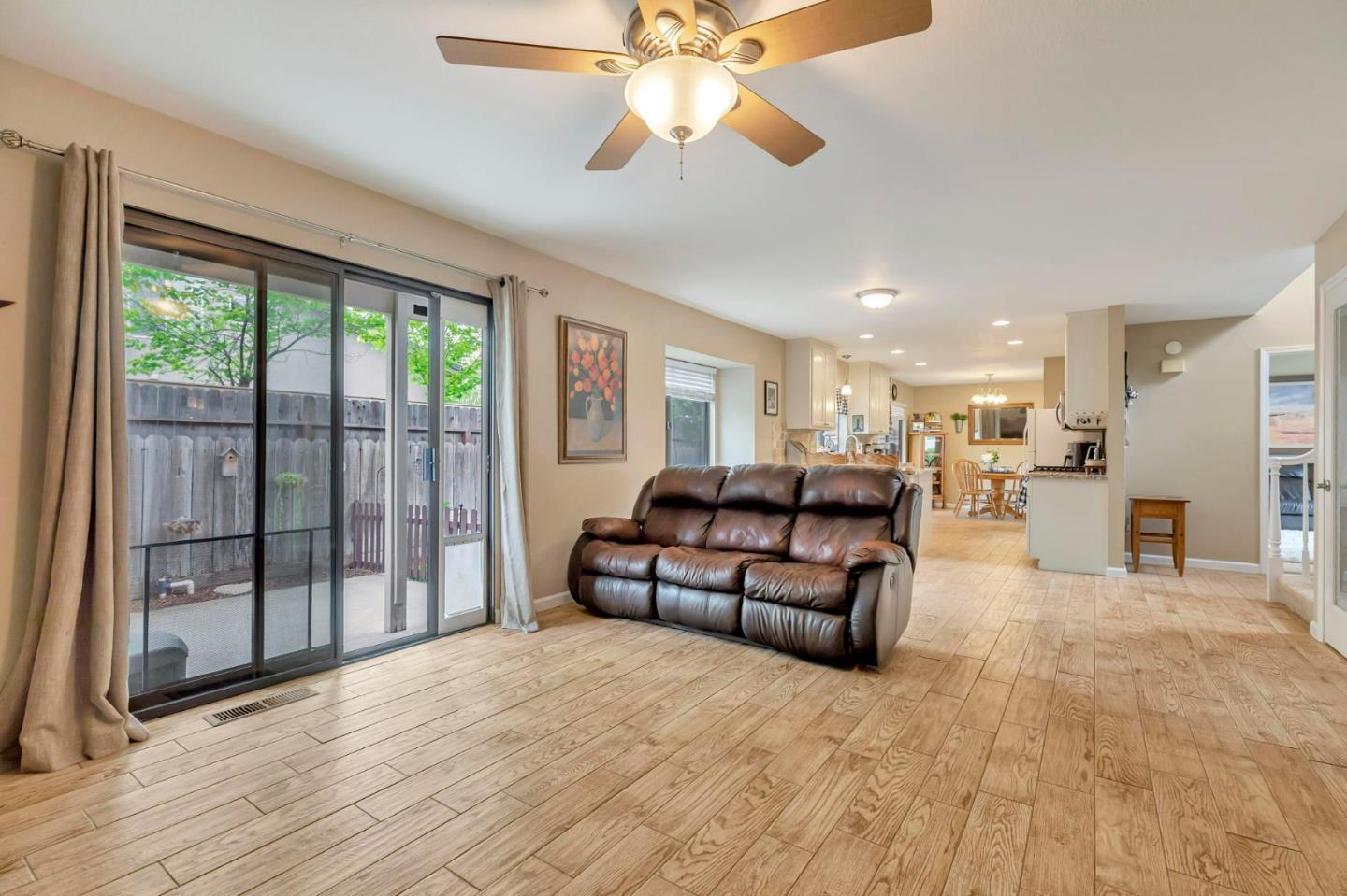 Detail Gallery Image 13 of 57 For 1951 Calistoga Dr, Hollister,  CA 95023 - 4 Beds | 2/1 Baths